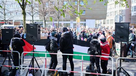 In der Nähe des Abgeordnetenhauses an der Stresemannstraße findet eine propalästinensische Demonstration statt.