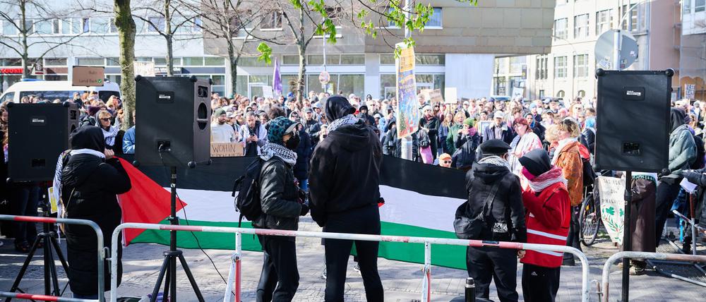 In der Nähe des Abgeordnetenhauses an der Stresemannstraße findet eine propalästinensische Demonstration statt.