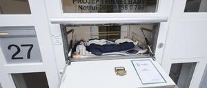 Eine Babyausstattung mit Schlafsack, Strampelanzug, Mütze und Kuscheltieren liegt in einem Wärmebett der Babyklappe im Kinderhaus Goethestraße in Hamburg-Altona. 