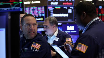 Trader an der Börse New York: Die wichtigsten Indizes weltweit haben bis zu 20 Prozent zu ihren Rekordhochs verloren.