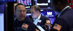 Trader an der Börse New York: Die wichtigsten Indizes weltweit haben bis zu 20 Prozent zu ihren Rekordhochs verloren.