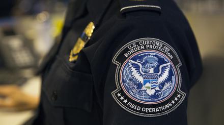 Beamte von US Customs and Border Protection entscheiden über die Einreise in die USA (Symbolbild).