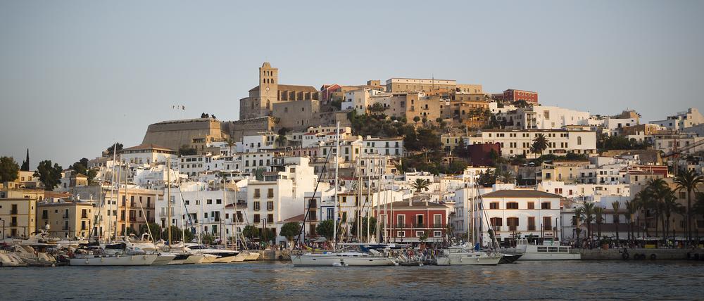 Blick auf Ibiza-Stadt. Laut dem Reiseportal Omio ist die Stadt als Klassik-Destination attraktiver als Berlin. 