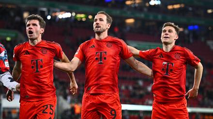 Drei Bayern-Musketiere für Inter? Thomas Müller (l), Harry Kane (M) und Joshua Kimmich feiern nach dem Sieg in Augsburg vor dem Münchner Fanblock. 