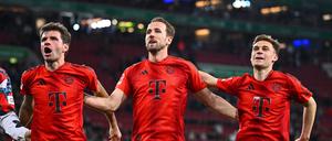 Drei Bayern-Musketiere für Inter? Thomas Müller (l), Harry Kane (M) und Joshua Kimmich feiern nach dem Sieg in Augsburg vor dem Münchner Fanblock. 