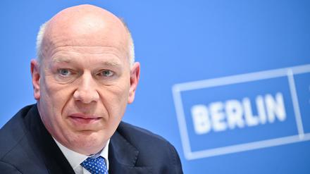 Berlins Regierender Bürgermeister Kai Wegner (CDU) plädiert dafür, bei den Koalitionsverhandlungen nichts übers Knie zu brechen. (Archivbild)