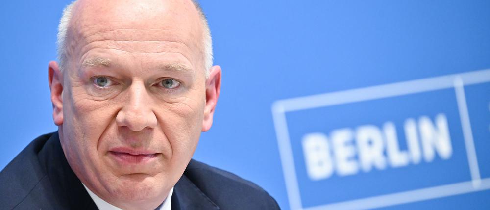 Berlins Regierender Bürgermeister Kai Wegner (CDU) plädiert dafür, bei den Koalitionsverhandlungen nichts übers Knie zu brechen. (Archivbild)