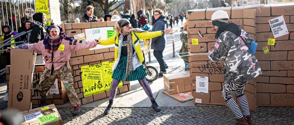 Vor einigen Wochen gab es eine Demonstration gegen den Zaun um den Park. (Archivbild)