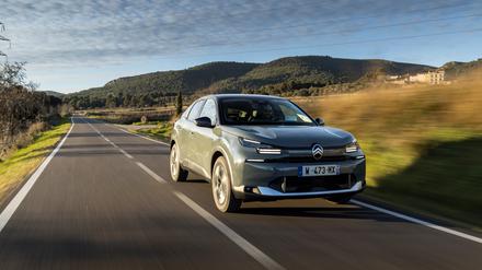 Bis zu 416 Kilometer kommt man mit einer Batterieladung des Citroën ë-C4 - für Sylt ist das mehr als genug.