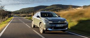 Bis zu 416 Kilometer kommt man mit einer Batterieladung des Citroën ë-C4 - für Sylt ist das mehr als genug.