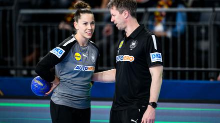Emily Bölk (l) ist zurück im Kreis der Handball-Nationalmannschaft.