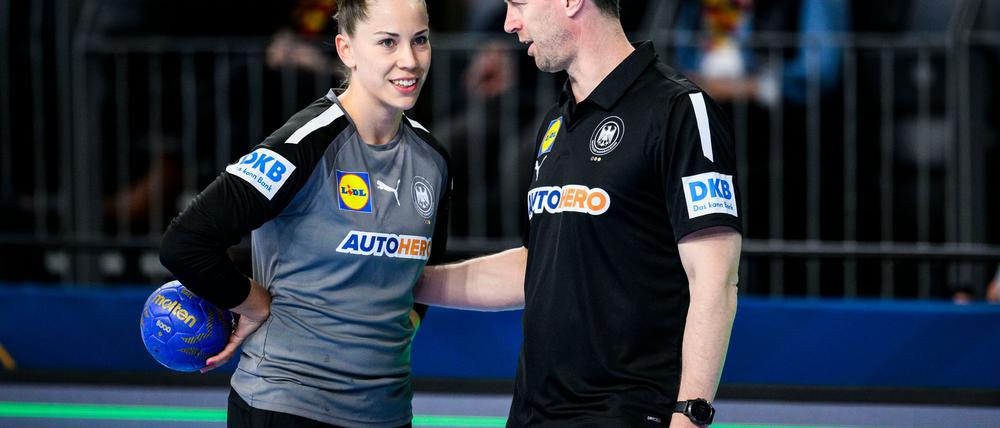 Emily Bölk (l) ist zurück im Kreis der Handball-Nationalmannschaft.