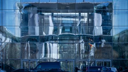 Dort wollen alle drei hinein: Das Bundeskanzleramt in Berlin.
