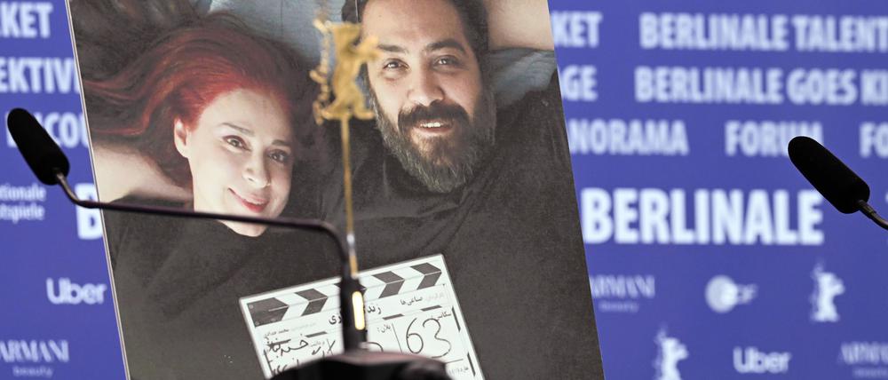 Während der Berlinale 2024 stand ein Foto der beiden Regisseure Maryam Moghaddam (links) und Behtash Sanaeeha bei der Pressekonferenz zum Film „Keyke mahboobe man“ (englischer Titel: „My Favourite Cake“) neben den leer gebliebenen Plätzen auf dem Podium.