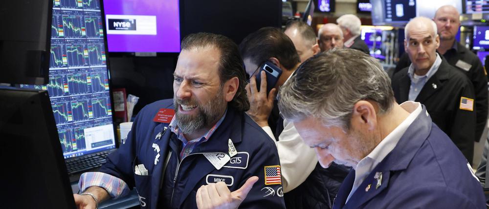 News Bilder des Tages Traders work on the floor of the New York Stock Exchange on Wall Street on Friday, April 4, 2025 in New York City. The Dow Jones Industrial Average opened today down over 1000 points as US stocks continue to be volatile due to trade-war worries from President Trump s tariffs. President Donald Trump signed an aggressive and far-reaching reciprocal tariff policy at the White House on Wednesday. PUBLICATIONxINxGERxSUIxAUTxHUNxONLY NYP20250404119 JOHNxANGELILLO