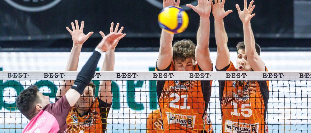Die BR Volleys (in orange) sind im zweiten Halbfinalspiel gefordert.