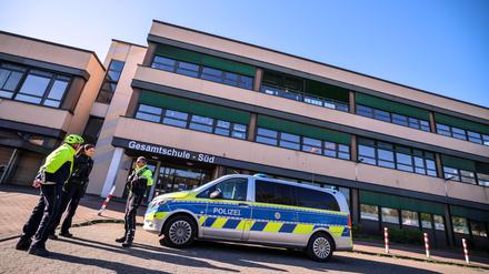Polizeibeamte stehen vor der Gesamtschule-Süd in Duisburg-Großenbaum. 