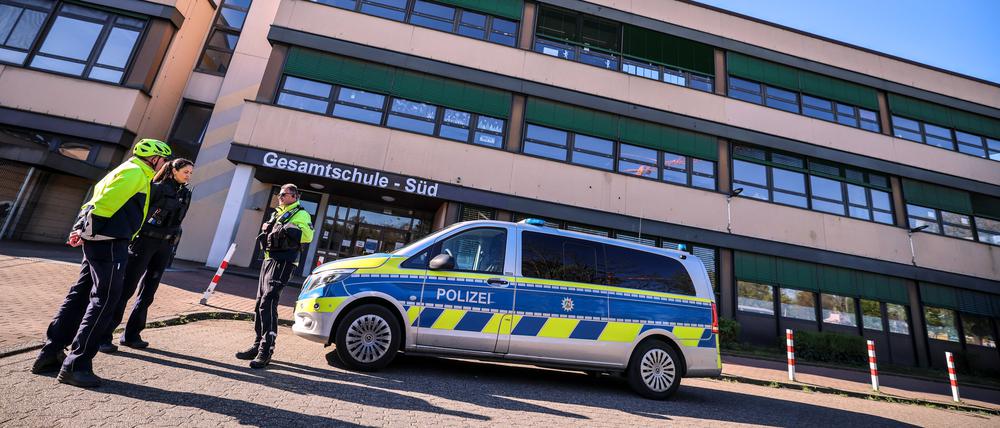 Polizeibeamte stehen vor der Gesamtschule-Süd in Duisburg-Großenbaum. 