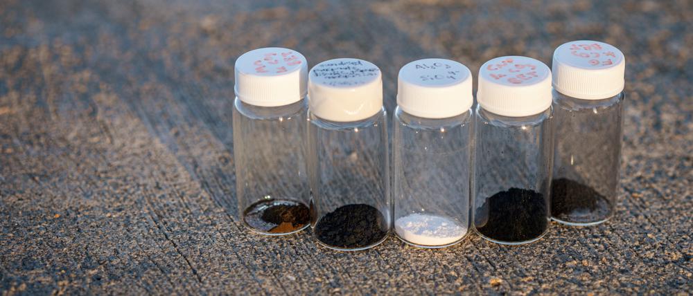Mit leicht verfügbaren Materialien soll der Luft im großen Stil Kohlendioxid entnommen werden.
