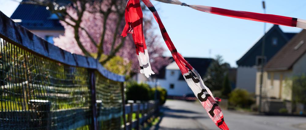 Am Tag nach der Tat laufen die Ermittlungen vor Ort weiter - ein 61-Jähriger steht unter dringendem Tatverdacht.