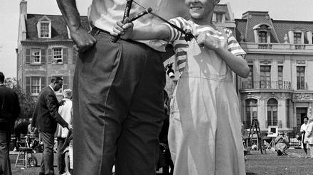 Der Schauspieler Jay North ist tot - hier ist er als Dennis am Set in Hollywood mit einer Schleuder und dem Schauspieler Gale Gordon zu sehen. (Archivbild von 1962)