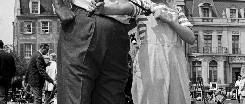 Der Schauspieler Jay North ist tot - hier ist er als Dennis am Set in Hollywood mit einer Schleuder und dem Schauspieler Gale Gordon zu sehen. (Archivbild von 1962)