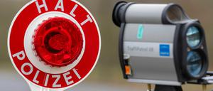 ARCHIV - 04.03.2025, Mecklenburg-Vorpommern, Bergen: Ein Polizist hält eine Kelle zum Anhalten von Autos und ein Geschwindigkeitsmessgerät anlässlich der Verkehrskontrollen der Kampagne "Fahren.Ankommen.LEBEN!". (zu dpa: «Blitzermarathon: Fakten und Kurioses zum Kampf gegen Raser») Foto: Stefan Sauer/dpa +++ dpa-Bildfunk +++