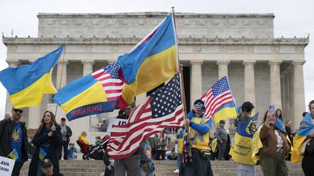 Unterstützer der Ukraine versammeln sich am Lincoln Memorial in Washington. 