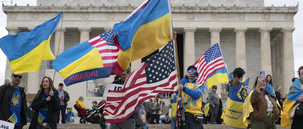 Unterstützer der Ukraine versammeln sich am Lincoln Memorial in Washington.