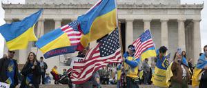 Unterstützer der Ukraine versammeln sich am Lincoln Memorial in Washington. 