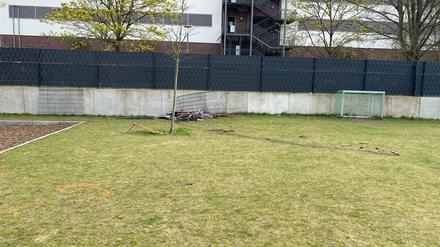 An der Mauer stapeln sich Autoteile, Holzbretter und ein Stück kaputter Zaun, die noch an den Unfall am Sonntagnachmittag erinnern. 