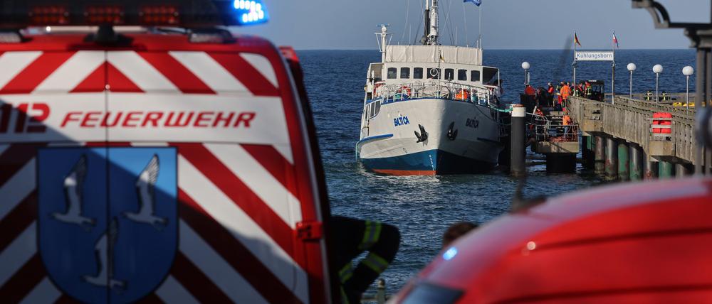 Ein Großeinsatz der Feuerwehr soll verhindern, dass das Schiff sinkt.
