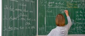 Der Bildungsausschuss des Brandenburger Landtags berät in einer Sondersitzung über den vorläufigen Einstellungsstopp für Lehrer. (Archivbild)