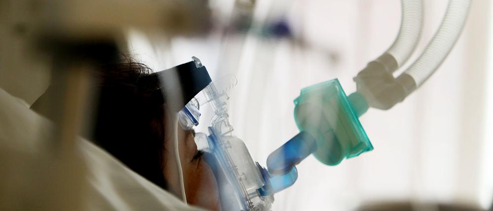 Ein Patient wird am auf der Intensivstation in der Universitätsklinik Köln künstlich beatmet.