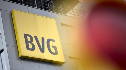 BVG-Warnstreik Beginn mit der Urabstimmung vor dem Headquarter Berliner Verkehrsbetriebe in der Holzmarktstraße. 