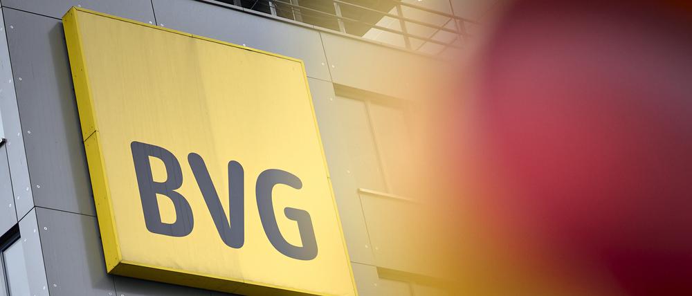 BVG-Warnstreik Beginn mit der Urabstimmung vor dem Headquarter Berliner Verkehrsbetriebe in der Holzmarktstraße.
