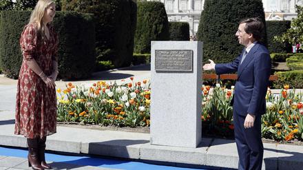Prinzessin Amalia der Niederlande und Madrids Bürgermeister José Luis Martínez-Almeida enthüllen am neuen Tulpengarten an der Plaza de Oriente eine Gedenktafel.