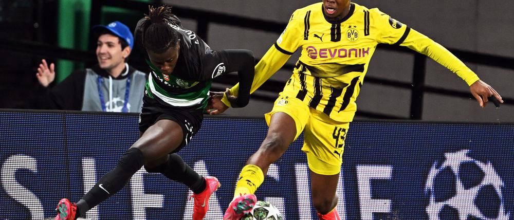 Jamie Gittens (r) will einem Medienbericht zufolge Borussia Dortmund im Sommer verlassen.