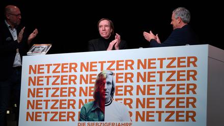 Emotionale Momente: Günter Netzer (M) ist bei der Ausstellungseröffnung ergriffen.
