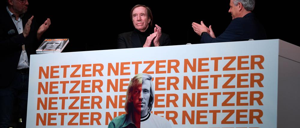 Emotionale Momente: Günter Netzer (M) ist bei der Ausstellungseröffnung ergriffen.