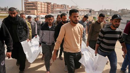 Im Gazastreifen werden mehrere durch Angriffe der israelischen Armee getötete Palästinenser zu Grabe getragen.