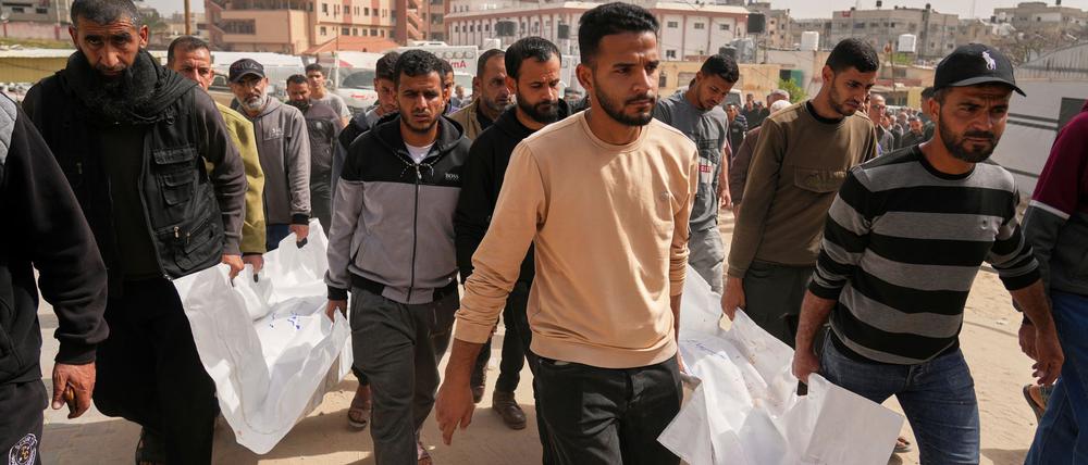 Im Gazastreifen werden mehrere durch Angriffe der israelischen Armee getötete Palästinenser zu Grabe getragen.