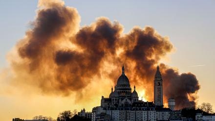 Nach Angaben der Polizei ist keiner der Beschäftigten bei dem Brand in einem Recyclingunternehmen in Paris verletzt worden.