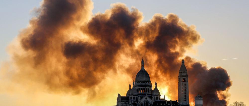 Nach Angaben der Polizei ist keiner der Beschäftigten bei dem Brand in einem Recyclingunternehmen in Paris verletzt worden.