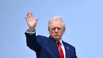 TOPSHOT - US President Donald Trump waves as he boards Air Force One at Joint Base Andrews in Maryland on April 3, 2025. Trump is travelling to the Trump National Doral Golf Club in Florida before going to his Mar-a-Lago resort. (Photo by Mandel NGAN / AFP)