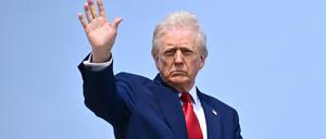TOPSHOT - US President Donald Trump waves as he boards Air Force One at Joint Base Andrews in Maryland on April 3, 2025. Trump is travelling to the Trump National Doral Golf Club in Florida before going to his Mar-a-Lago resort. (Photo by Mandel NGAN / AFP)