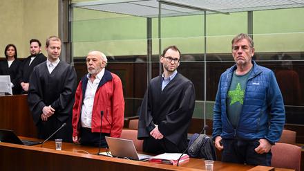 Die Angeklagten stehen vor Prozessbeginn in einem Saal des Berliner Kammergerichts.