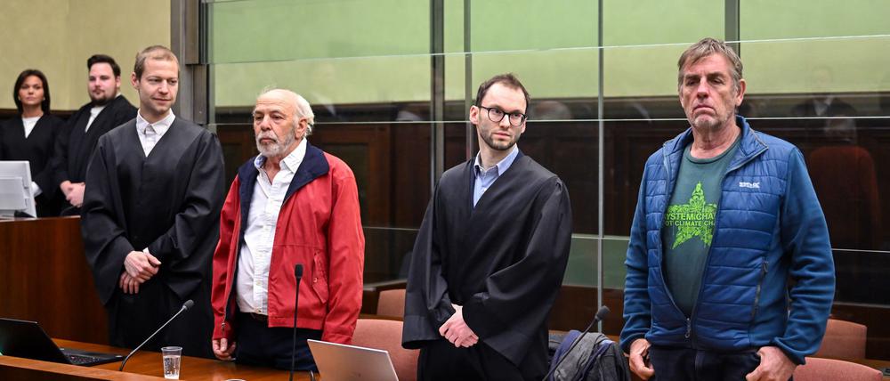 Die Angeklagten stehen vor Prozessbeginn in einem Saal des Berliner Kammergerichts.