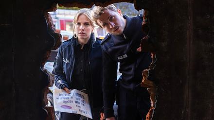 Polizeibeamtin Maja Stein (Paula Kalenberg, links) lernt ihren Kollegen Klaus Hansen (Max Hubacher) mit der Zeit schätzen.