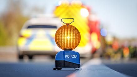 Die Polizei hat zwischen Adlershof und dem Tunnel Altglienicke die Fahrbahn zur Unfallaufnahme gesperrt. (Symbolbild)